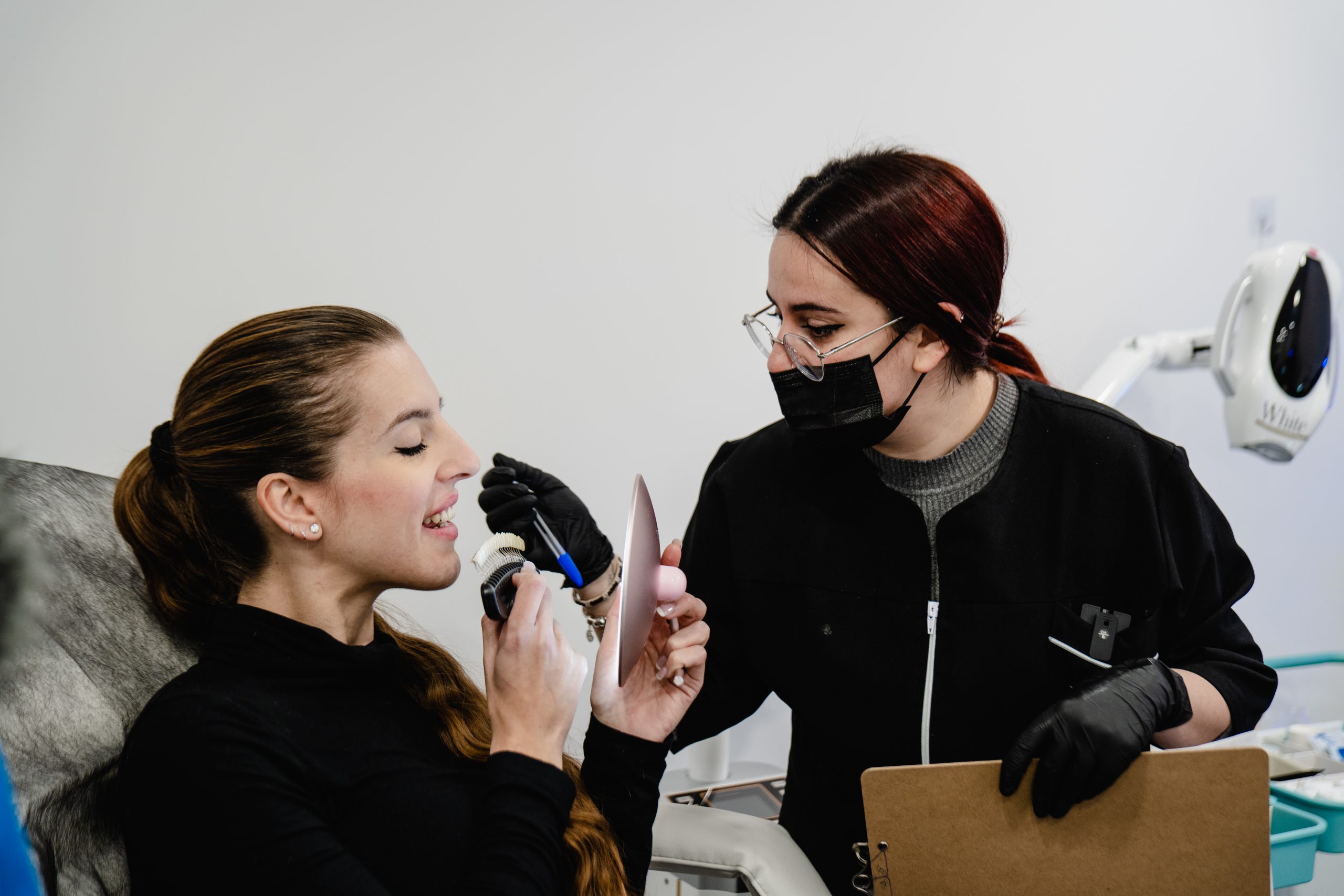 Nosotros atendiendo a una cliente feliz durante su tratamiento en nuestro centro.
